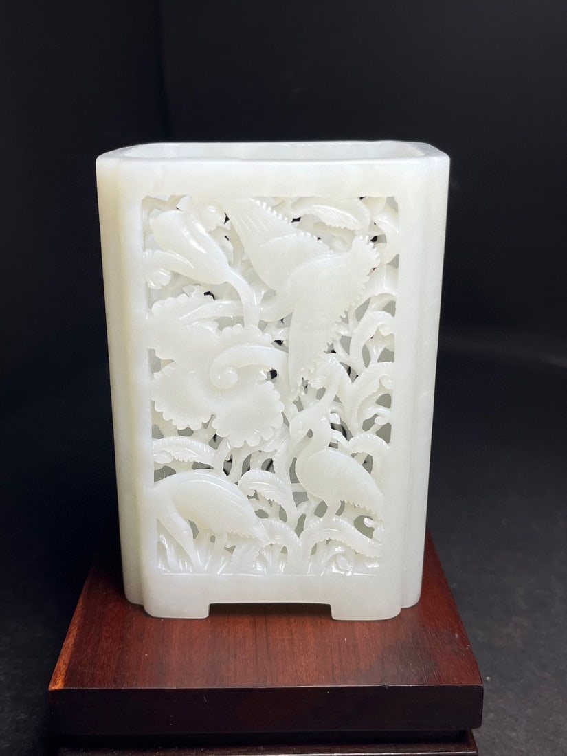 An Exquisite White Jade Crane Pattern Brush Pot: An Exquisite White Jade Crane Pattern Brush Pot,Qing Dynasty,China,Size:2.5inx1.7inx3.5in,Weight:177g 白玉鹤纹笔筒,中国清代