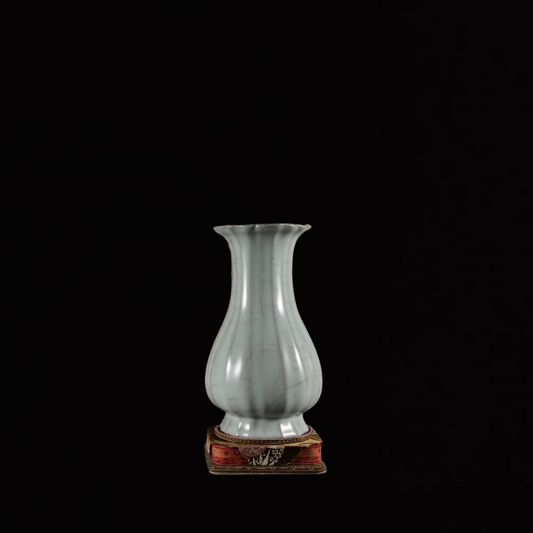 An Exquisite Guan yao White Glazed Vase: An Exquisite Guan yao White Glazed Vase,Song Dynasty,China,Size:9.3inx11 官窑白釉瓶,中国宋代