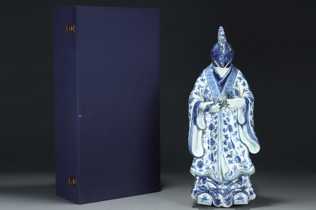 A Huge Blue and White Lotus Pattern Rooster Ornament: A Huge Blue and White Lotus Pattern Rooster Ornament,Ming Dynasty,China,Xuande Four-Character Mark,Size:20.3inx8.3in 青花缠枝莲纹鸡摆件,中&#