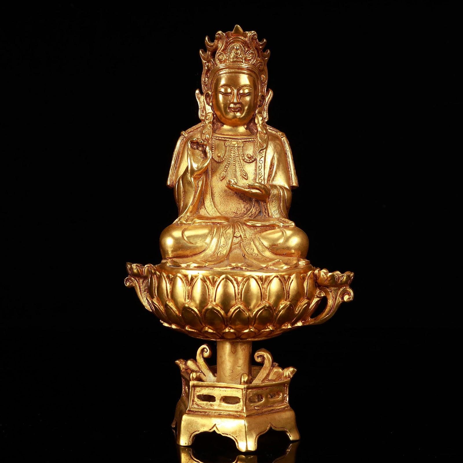 A Solemn Gilt Bronze Statue of Avalokitesvara: A Solemn Gilt Bronze Statue of Avalokitesvara,The Warring States period in China,Size:5.5inx3.9inx9.4in,Weight:1150g 