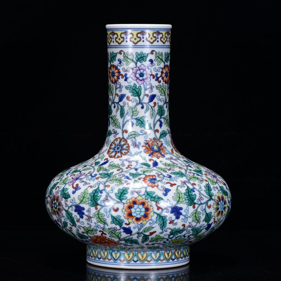 An Exquisite Doucai Lotus Pattern Vase - 2