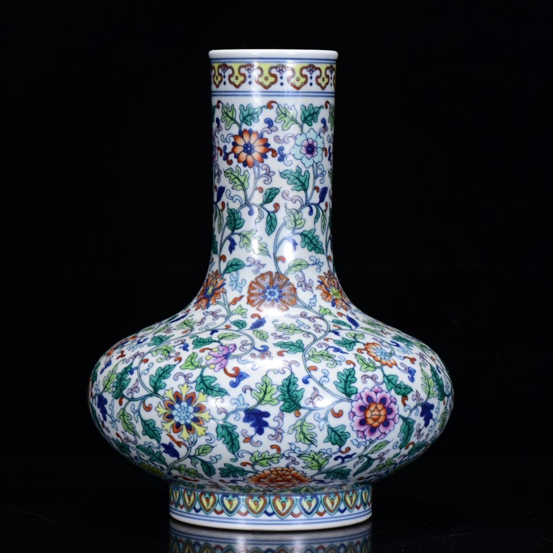 An Exquisite Doucai Lotus Pattern Vase - 3