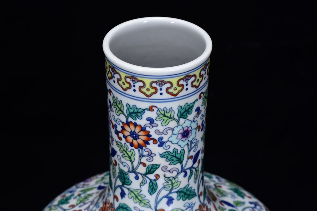 An Exquisite Doucai Lotus Pattern Vase - 4
