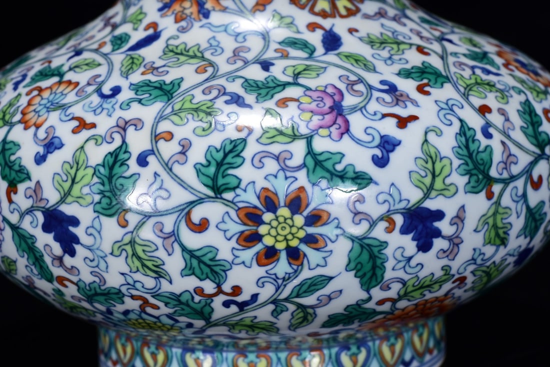 An Exquisite Doucai Lotus Pattern Vase - 7