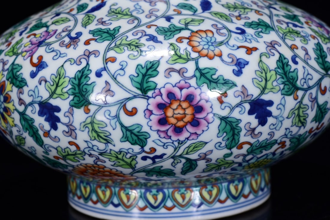 An Exquisite Doucai Lotus Pattern Vase - 8