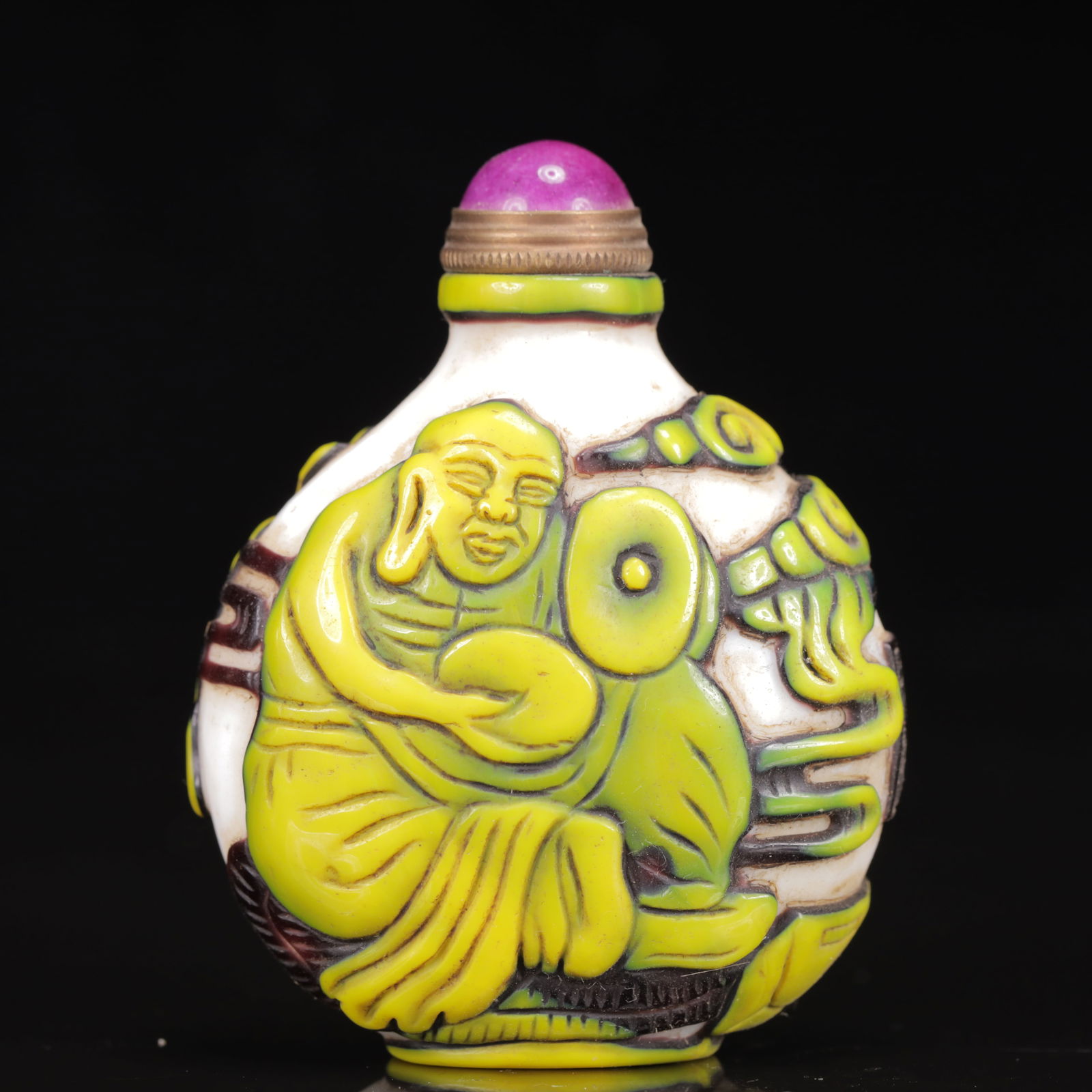 An Exquisite Glass Figure Pattern Snuff Bottle: An Exquisite Glass Figure Pattern Snuff Bottle,Qing Dynasty, China,Daoguang Four-character Mark,Size:2.4inx1.2inx3.1in, Weight:93g 琉璃人物纹鼻烟壶,
