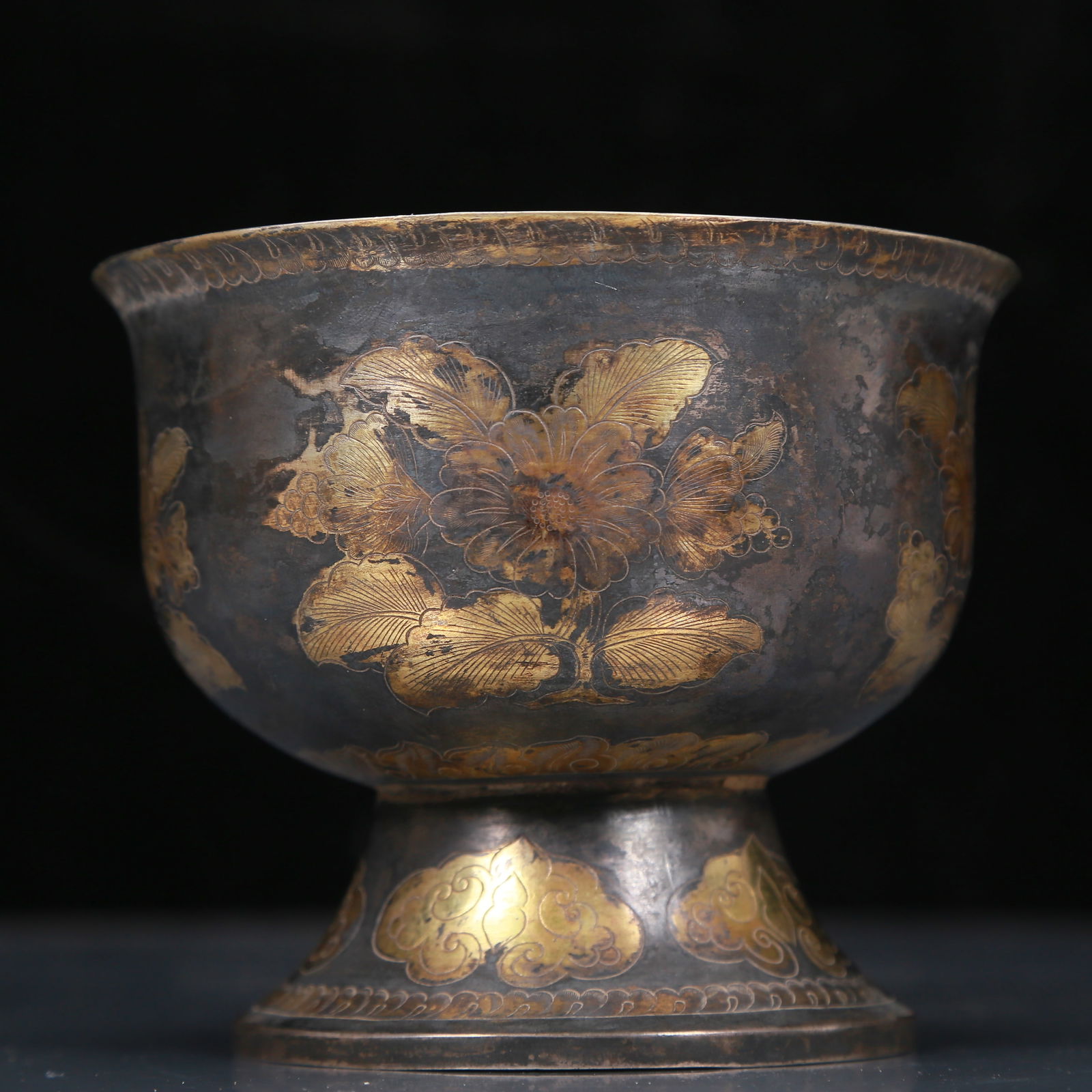 An Exquisite Silver Gilt Flower Pattern Cup: An Exquisite Silver Gilt Flower Pattern Cup,Qing Dynasty, China,Size:4.7inx3.9in,Weight:285g 银鎏金花卉纹杯,清代
