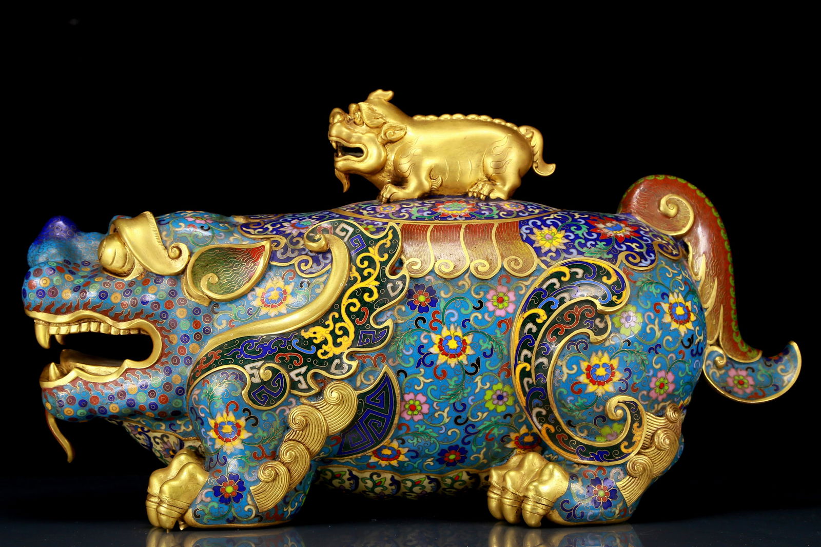 An exquisite cloisonné beast-shaped box: An exquisite cloisonné beast-shaped box, the application of filigree technology makes the decoration of this collection more detailed and three-dimensional. This collectible is functional as