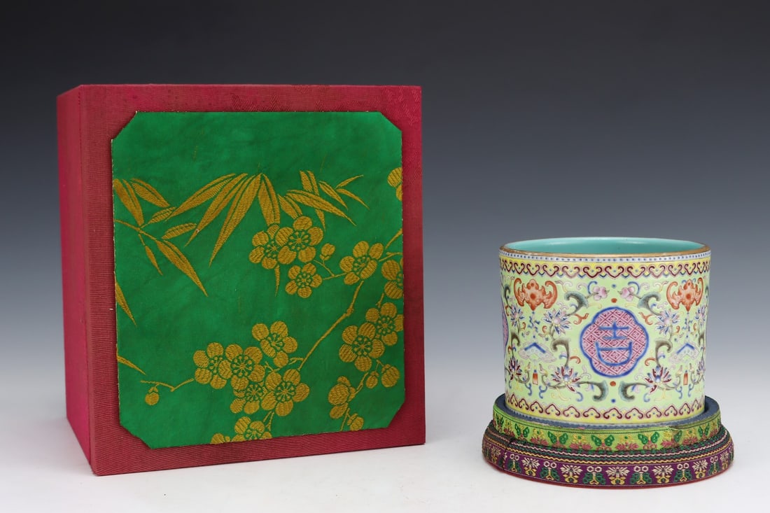 An Exquisite Famille-Rose Lotus Pattern Brush Pot: An Exquisite Famille-Rose Lotus Pattern Brush Pot,Qing Dynasty, China,Jiaqing Six-character Mark,Size:4.1inx5in 