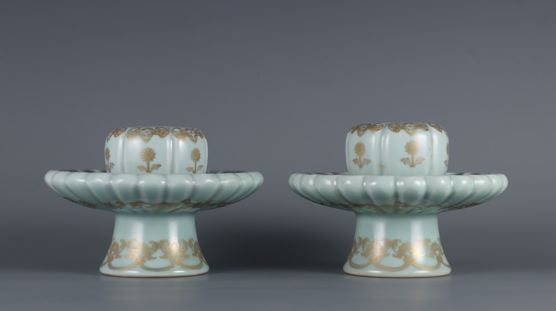 A Pair of Exquisite Celadon Glazed Painted Gold Flower Pattern Ornaments: A Pair of Exquisite Celadon Glazed Painted Gold Flower Pattern Ornaments,Qing Dynasty,China,Qianlong Six-character Mark,Size:5.1inx7.1in 一对青釉描金花卉