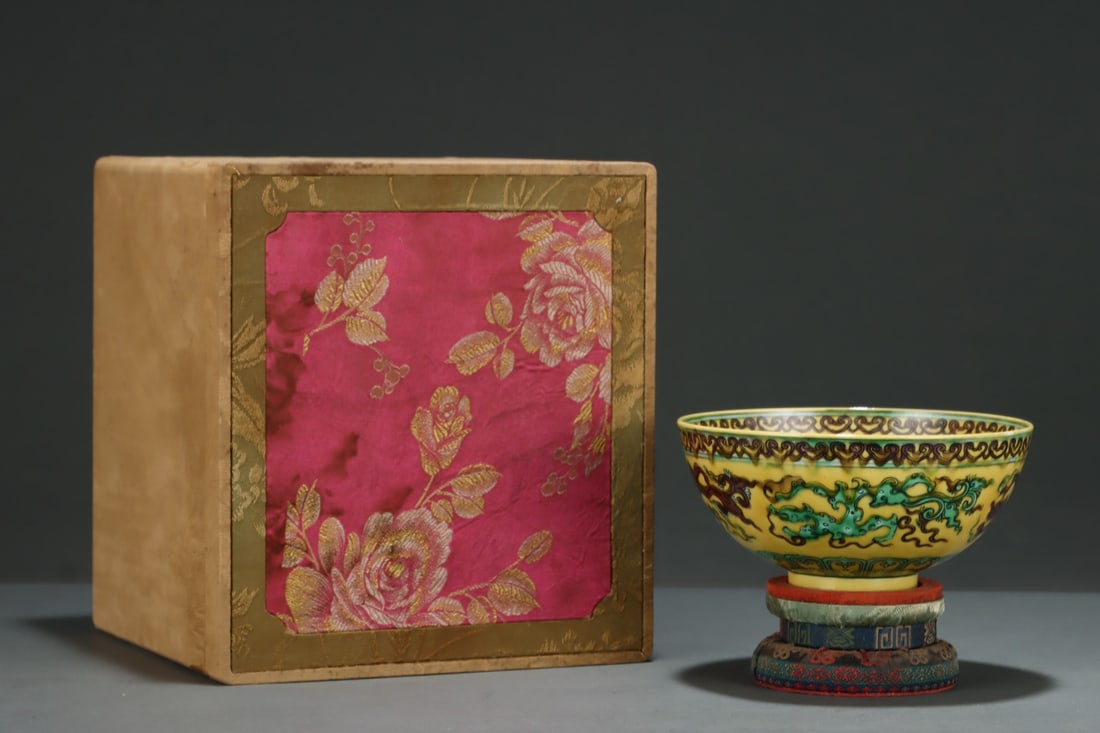 An Exquisite Yellow Ground Green Glazed Dragon Pattern Bowl: An Exquisite Yellow Ground Green Glazed Dragon Pattern Bowl,Qing Dynasty,China,Yongzheng Six-character Mark,Size:3.1inx6.2in 黄地绿釉龙纹碗,中国&#