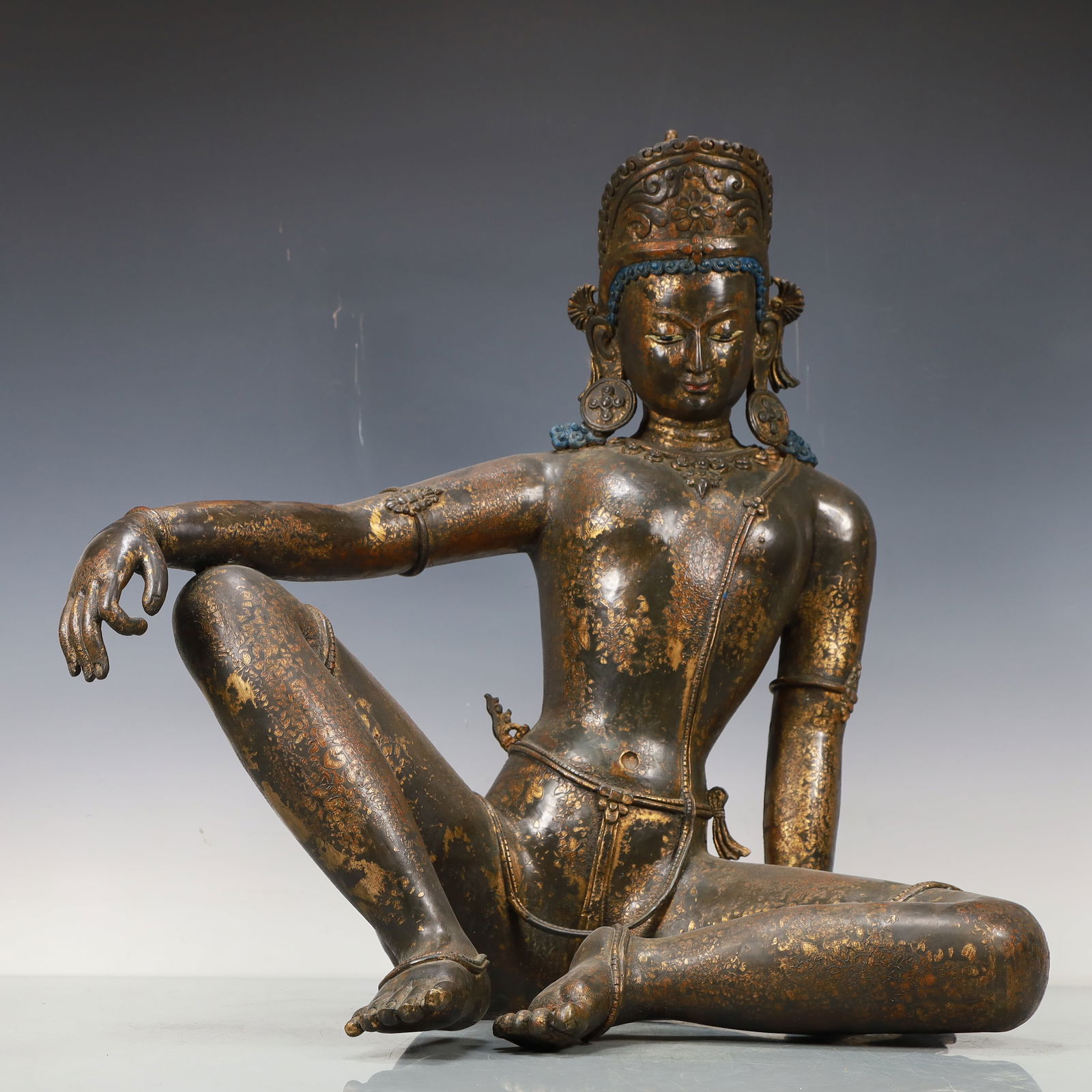 A Gorgeous Gilt-Bronze Figure Of Avalokiteshvara: A Gorgeous Gilt-Bronze Figure Of Avalokiteshvara. Chinese Ming Dynasty. Size:24.8inx15.7inx22.8in. Weight:20.3kg. 明代 铜鎏金自在观音像