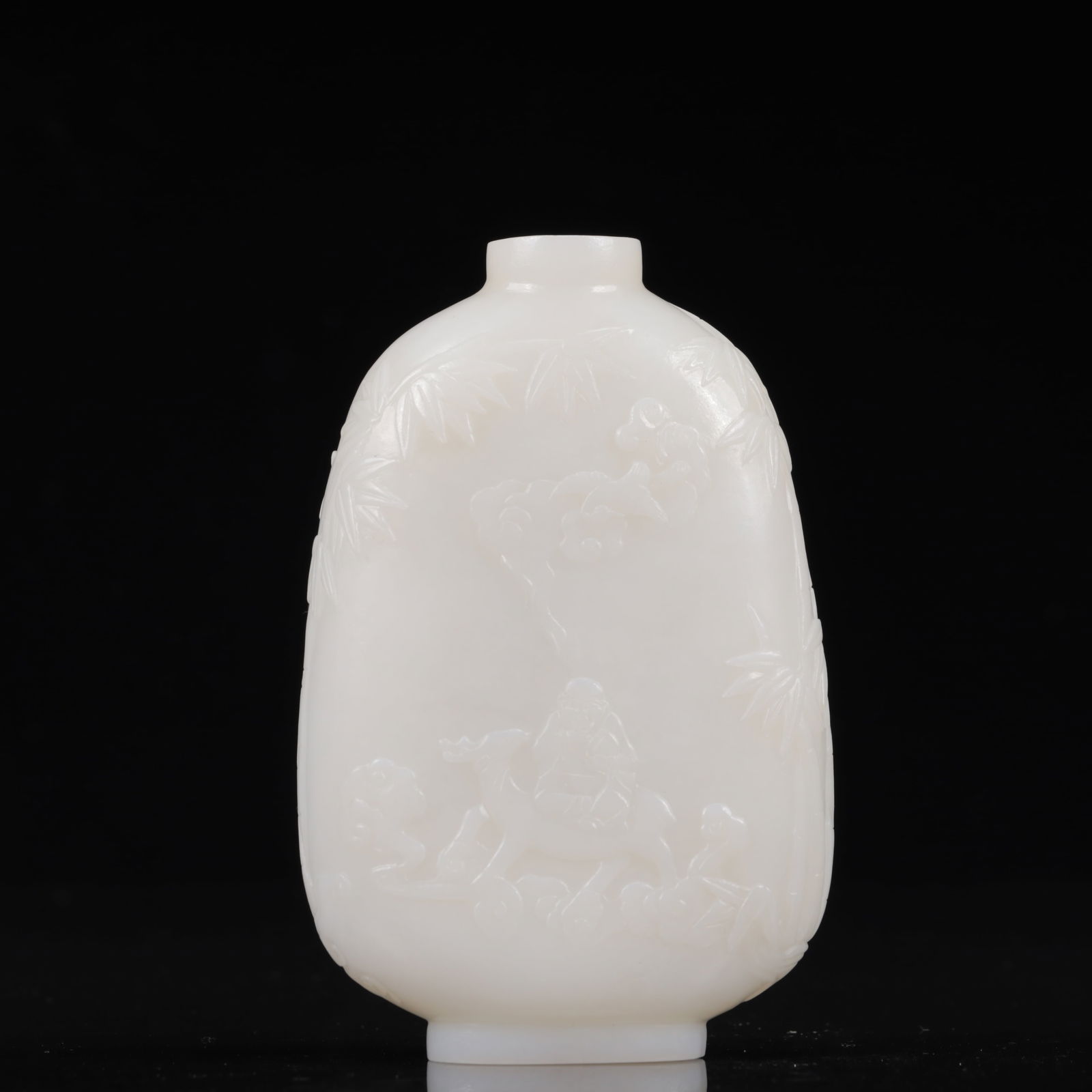 An Exquisite White Jade Figure Pattern Snuff Bottle (1 of 10)