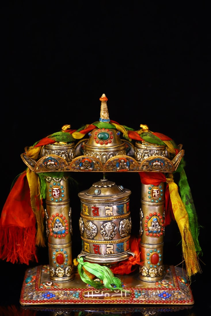 A Rare Gilt Silver Inlaid Dzi Bead and Gems Eight Treasures Pattern Ornament: A Rare Gilt Silver Inlaid Dzi Bead and Gems Eight Treasures Pattern Ornament,Qing Dynasty,China,Size:10.2inx8.7in,Weight:1160g 银鎏金嵌天珠和宝石&