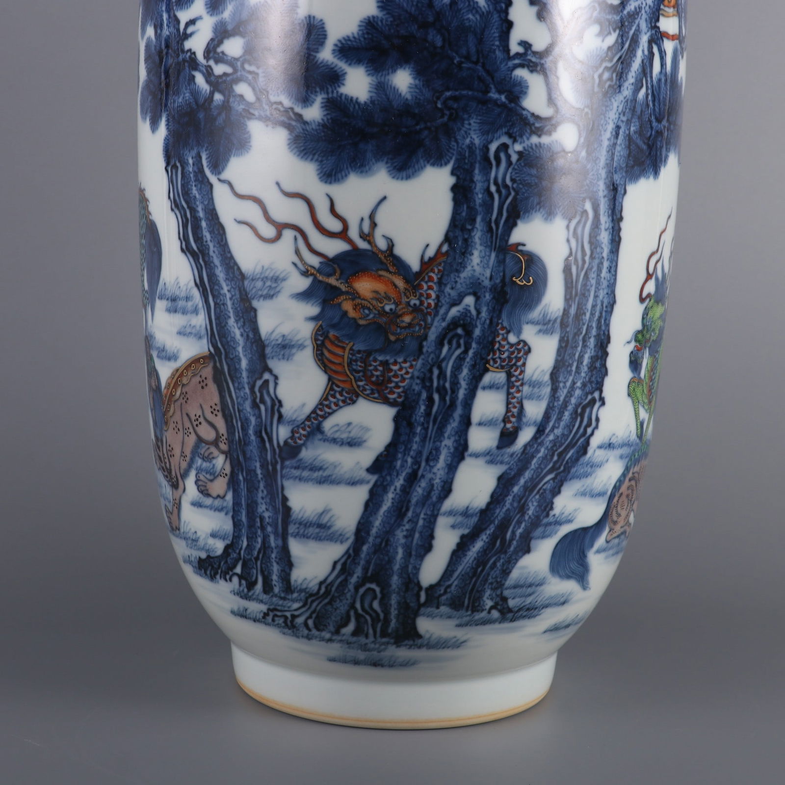 An Exquisite Doucai Kylin Pattern Vase - 6