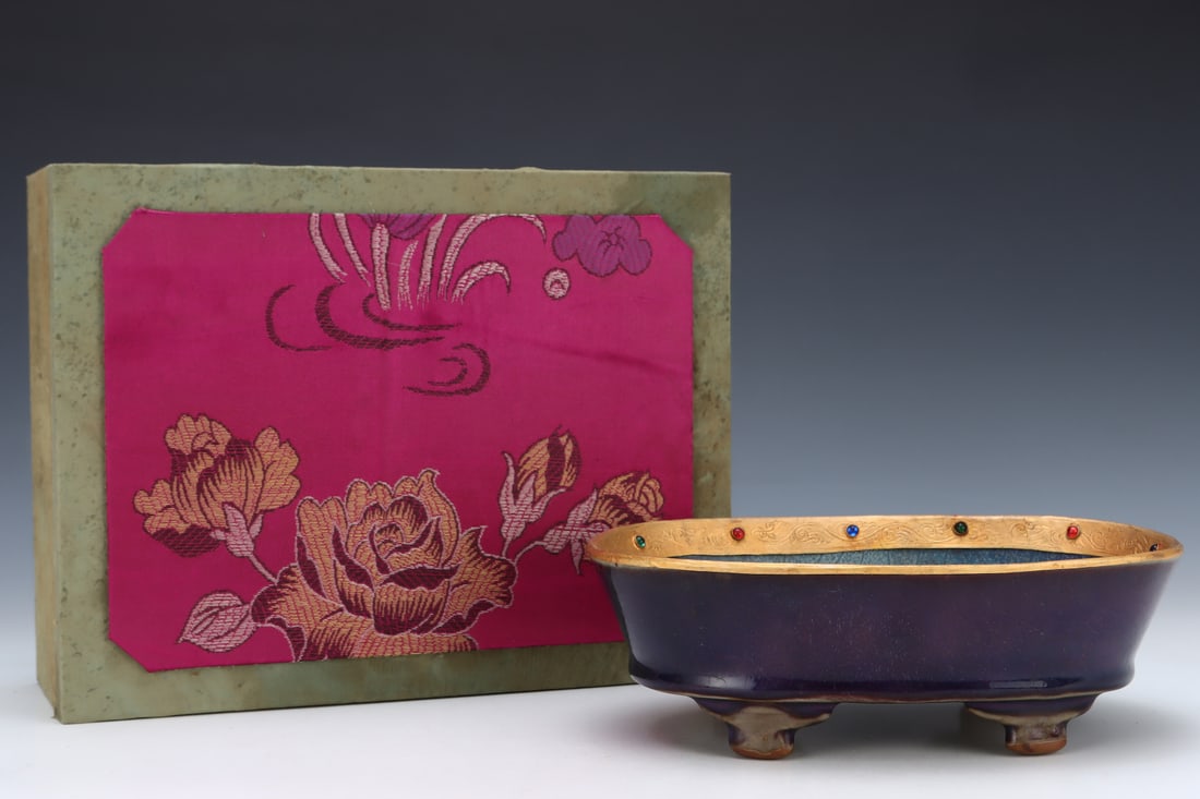 An Exquisite Jun yao Purple Glazed Cover with Gold Brush Washer (1 of 8)