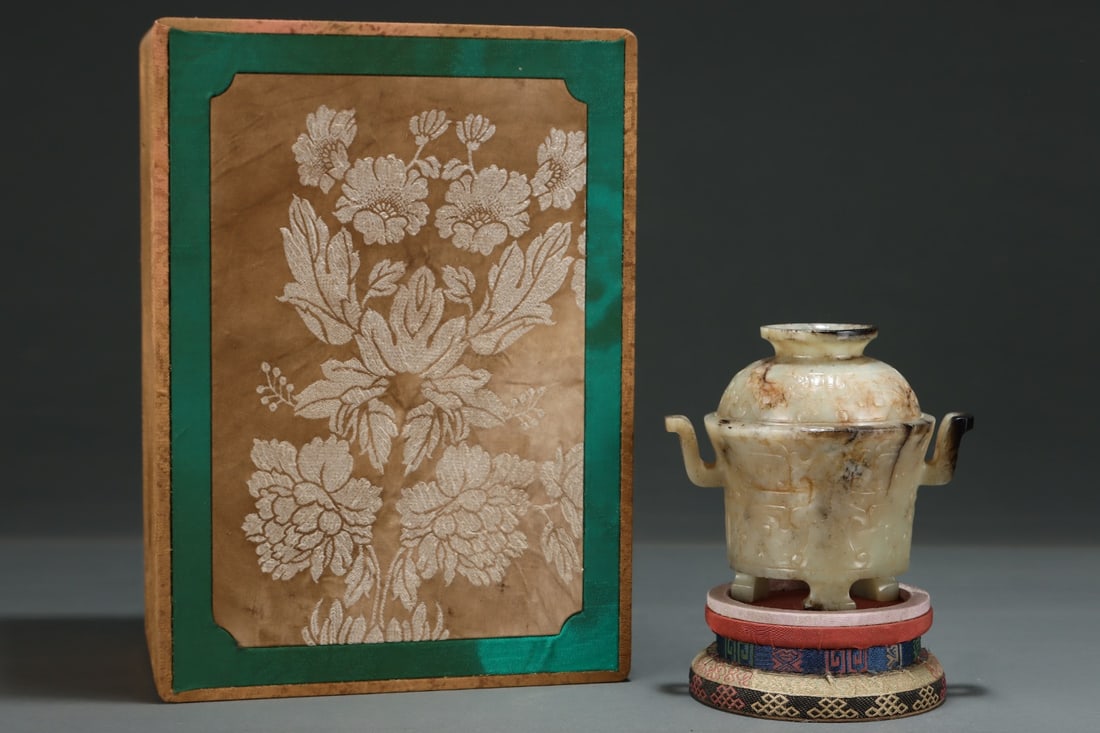 An Exquisite White Jade Chi-Dragon Pattern Double-Ears and Tripod Censer: An Exquisite White Jade Chi-Dragon Pattern Double-Ears and Tripod Censer,Size:4.6inx5.1in,Qing Dynasty,China 白玉螭龙纹双耳三足香炉,&#