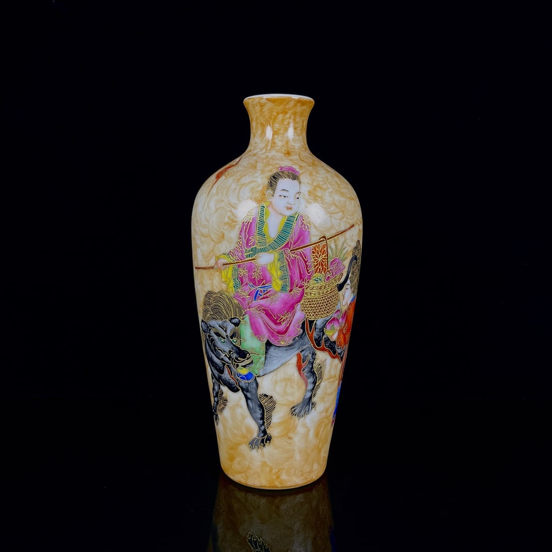 An Exquisite Enamel Character and Story Pattern Vase: An Exquisite Enamel Character and Story Pattern Vase,Qing Dynasty,China,Qianlong Six-character Mark,Size:9.1inx4.3in 