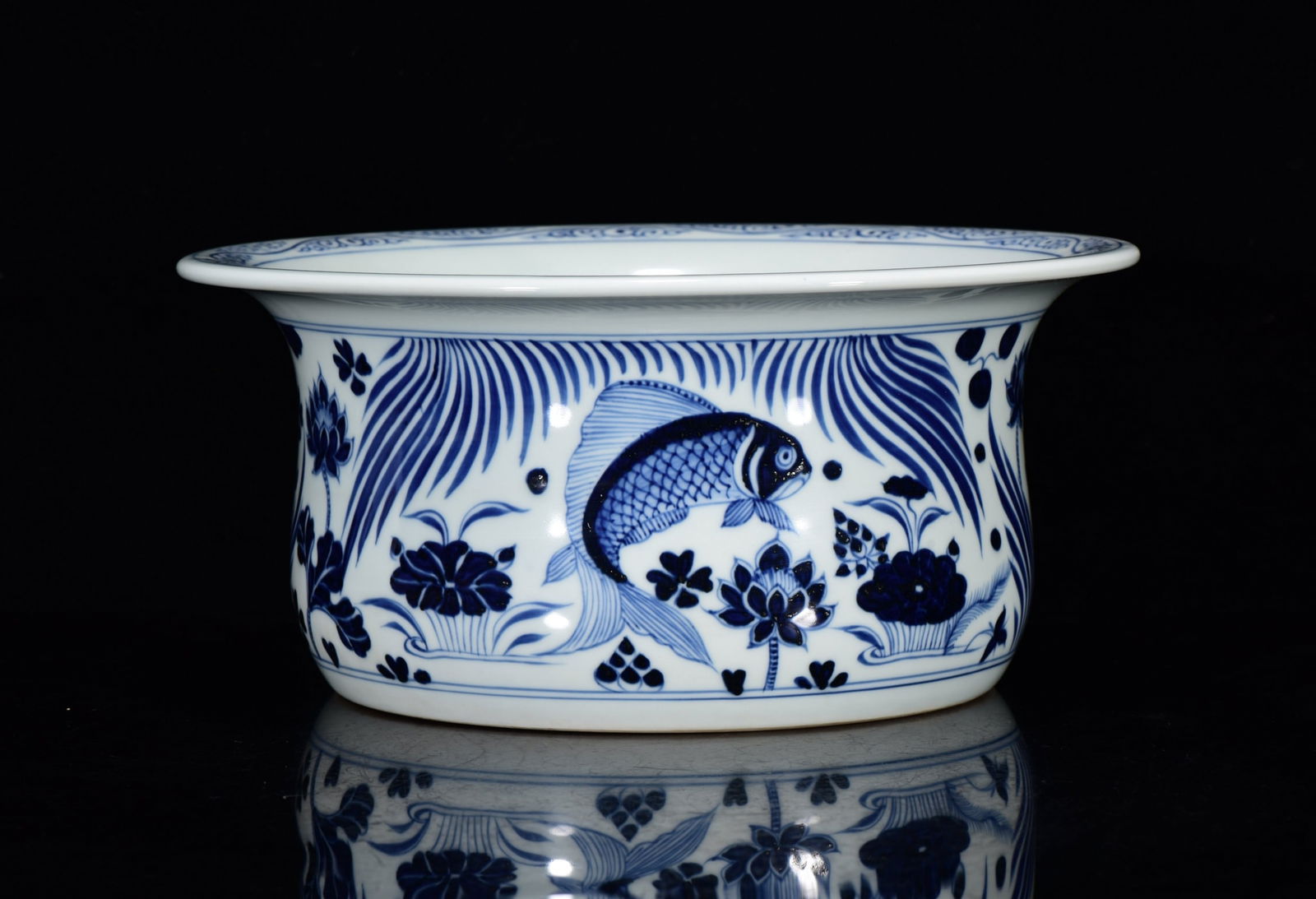 An Exquisite Blue and White Hornwort Pattern Basin: An Exquisite Blue and White Hornwort Pattern Basin,Yuan Dynasty,China,Size:4.7inx10.2in 青花鱼藻纹盆,中国元代
