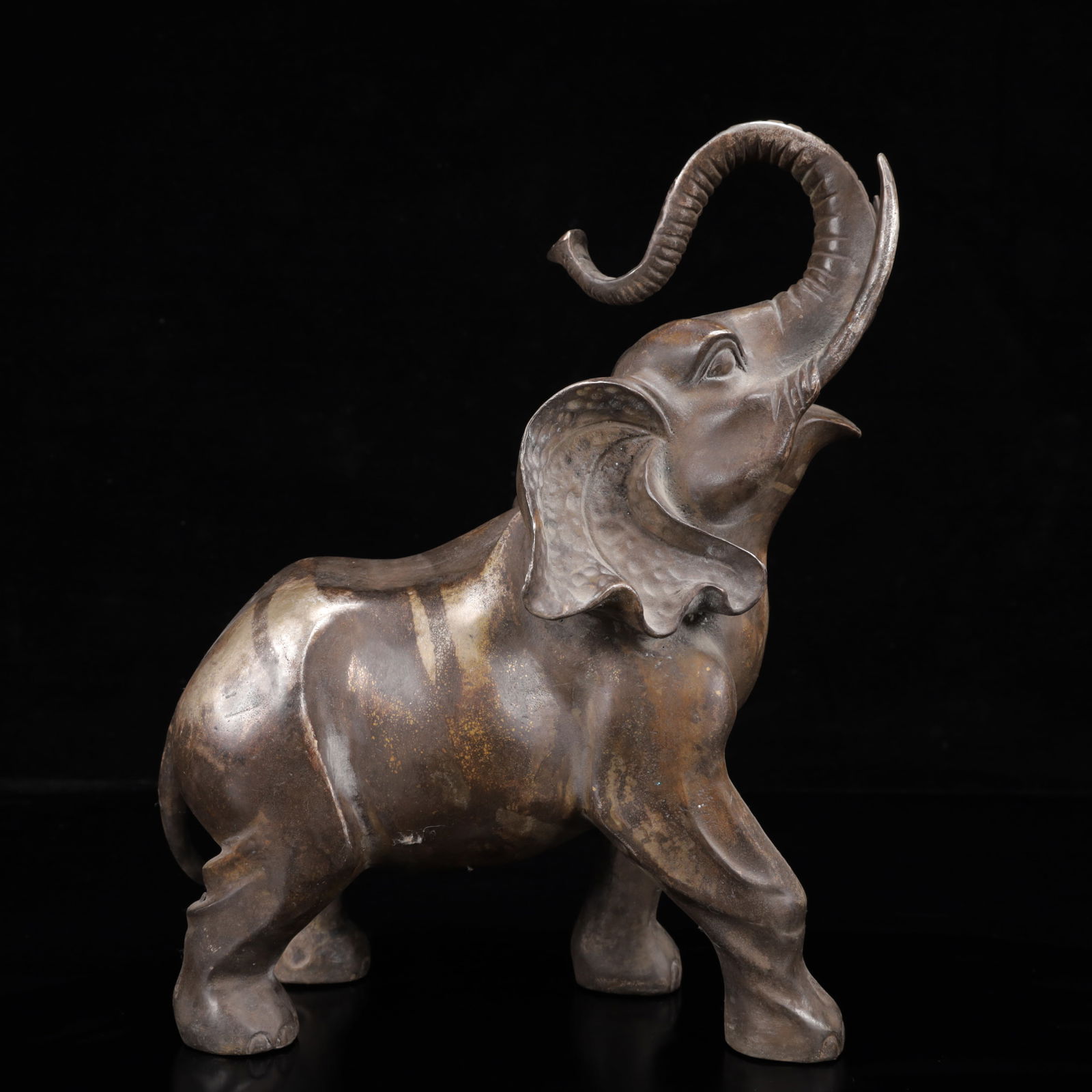 An Exquisite Silver Elephant Ornament (1 of 10)