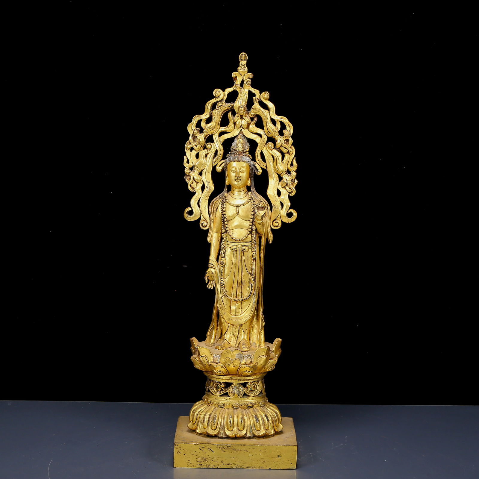 A Huge Gilt Bronze Statue of Avalokitesvara: A Huge Gilt Bronze Statue of Avalokitesvara，Ancient Time, China，Size:5.9inx5.5inx20.9in，Weight:4275g 