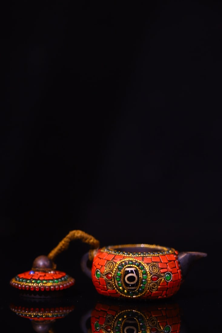 A Rare Meteorite Inlaid Dzi Bead and Turquoise Teapot: A Rare Meteorite Inlaid Dzi Bead and Turquoise Teapot,Size:2inx3in,Weight:150g 陨石嵌天珠和绿松石茶壶