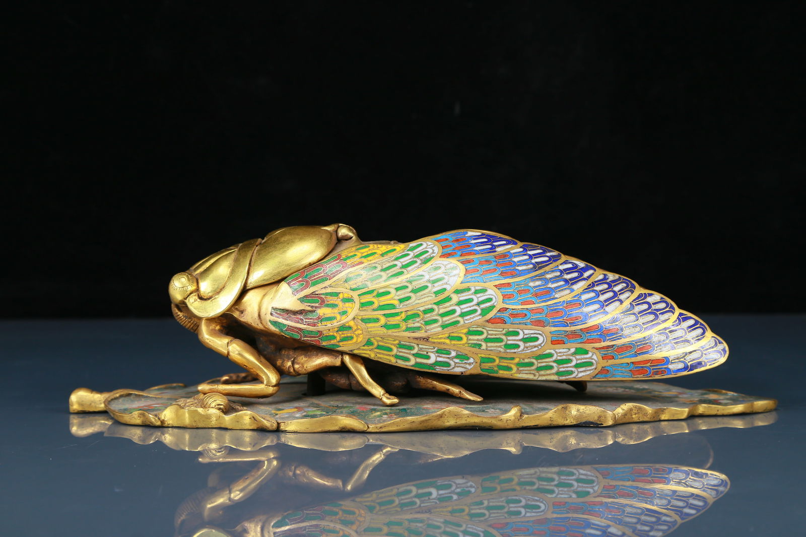 An exquisite cloisonne 'cicada' shaped box: An exquisite cloisonné 'cicada'-shaped box, the application of filigree technology makes the decoration of this collection more detailed and three-dimensional. This collectible is functional as w