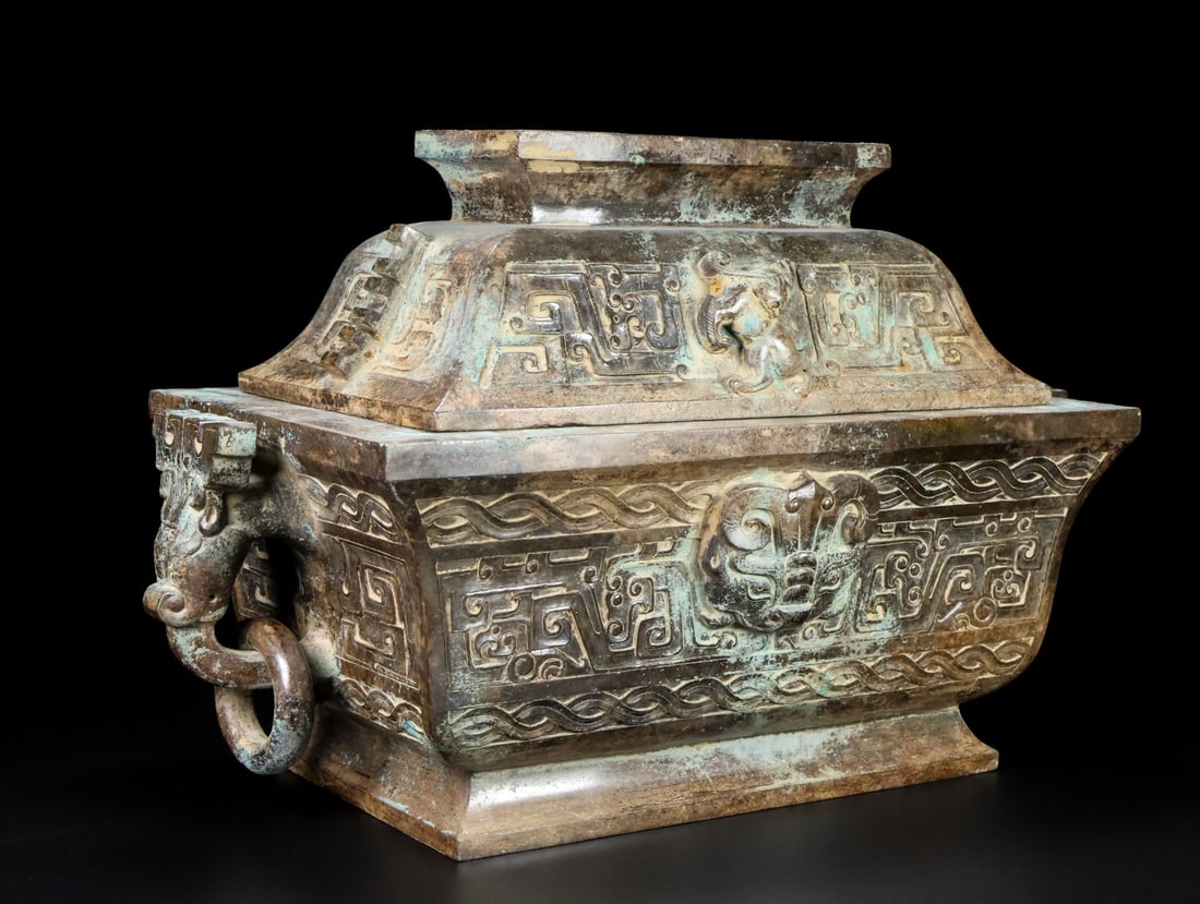 An Exquisite Archaic Jade Chi-Dragon Pattern Double-Ears Censer: An Exquisite Archaic Jade Chi-Dragon Pattern Double-Ears Censer,Ancient Time,China,Size:12.8inx6.5inx8.3in,Weight:4550g 高古玉螭龙纹双耳香炉