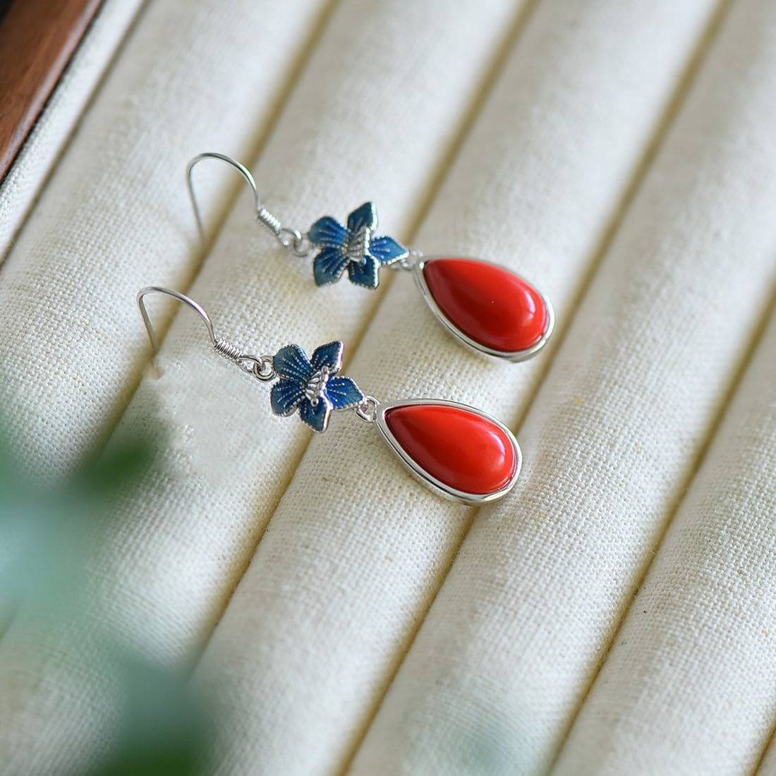 A Pair of Exquisite Sterling Silver Inlaid Cinnabar Earrings,Inlaid Pearls: A Pair of Exquisite Sterling Silver Inlaid Cinnabar Earrings,Inlaid Pearls,Size:0.3inx0.6in 寓意:世外桃源,花开富贵 