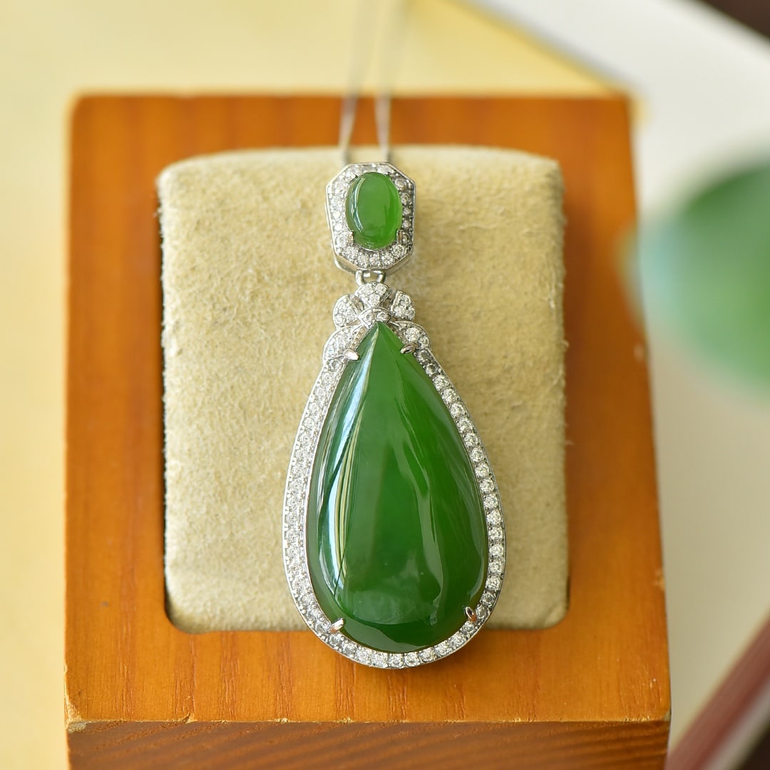 An Exquisite Sterling Silver Inlaid Jasper Necklace,Inlaid Diamond: An Exquisite Sterling Silver Inlaid Jasper Necklace,Inlaid Diamond,Size:0.7inx1.7in 纯银镶碧玉项链,嵌钻石