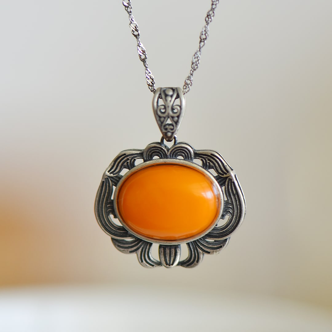 An Exquisite Sterling Silver Inlaid Beeswax Pendant: An Exquisite Sterling Silver Inlaid Beeswax Pendant,Size:0.5inx0.6in 纯银镶蜜蜡吊坠