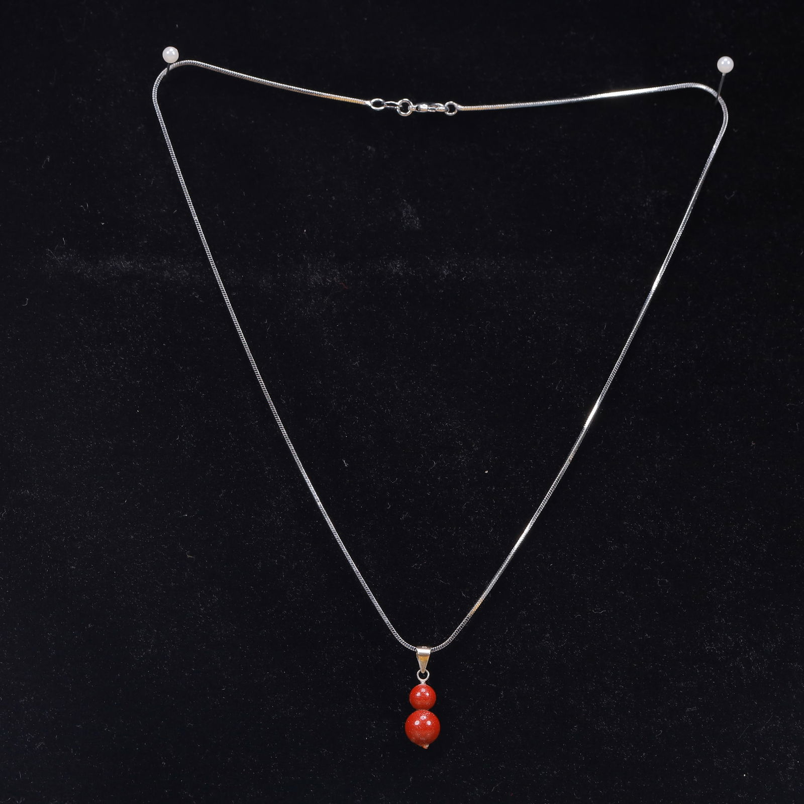 An Exquisite Cinnabar Gourd-Shaped Necklace: An Exquisite Cinnabar Gourd-Shaped Necklace, Size:0.3inx0.8in, Weight:5g 朱砂葫芦形项链
