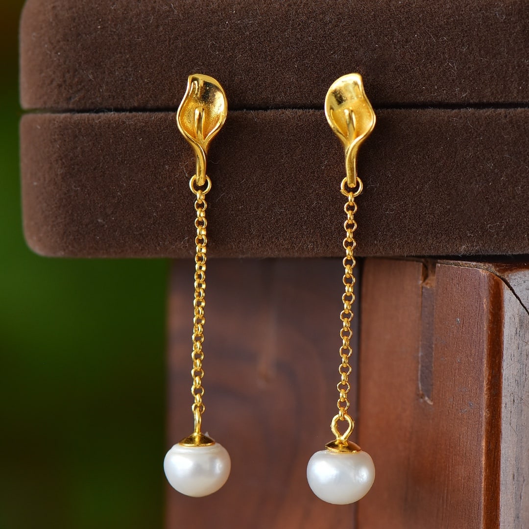 A Pair of Exquisite Sterling Silver-Gold Plated Inlaid Pearl Earrings: A Pair of Exquisite Sterling Silver-Gold Plated Inlaid Pearl Earrings 一对纯银镀金镶珍珠耳环