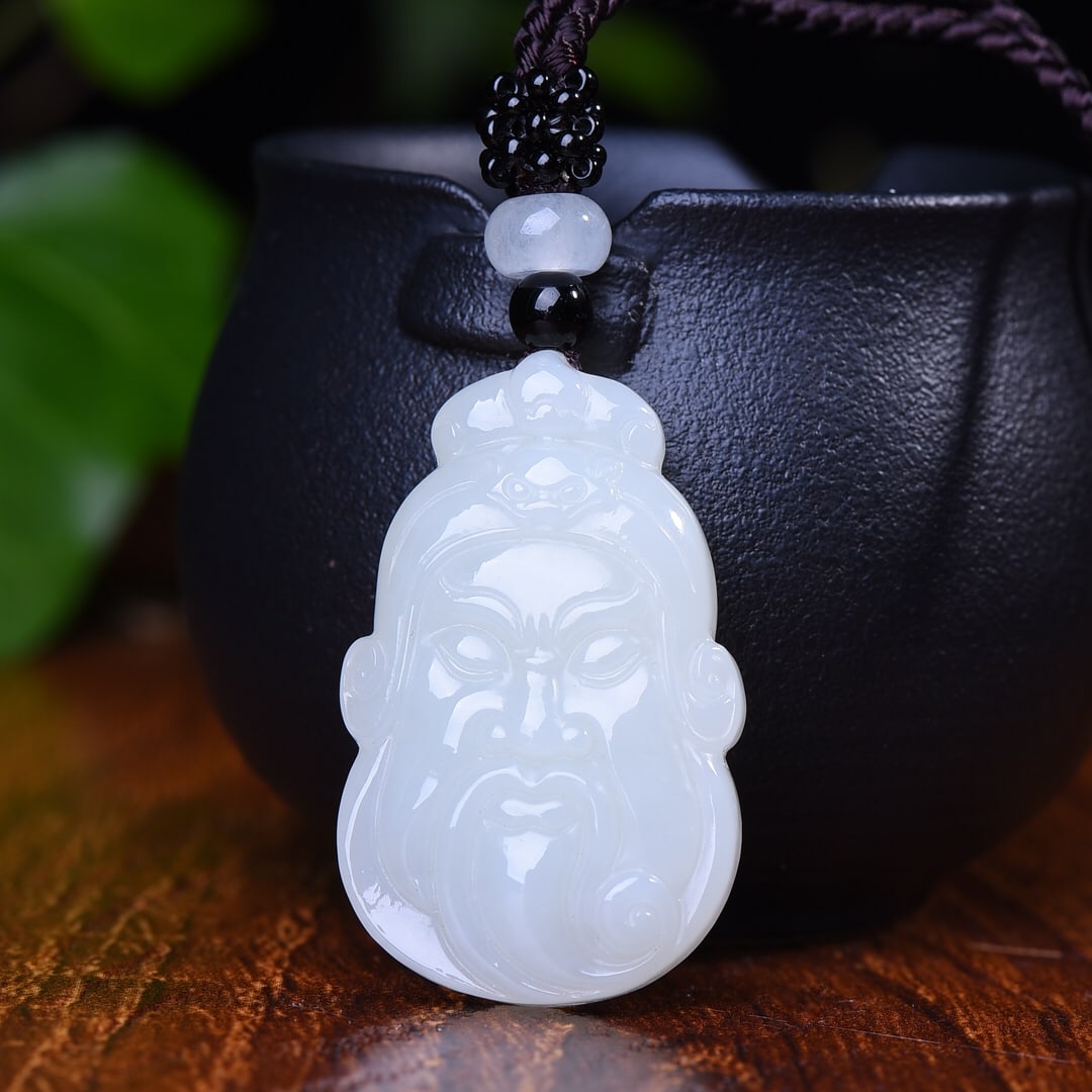 An Exquisite White Jade Guangong-head Pendant: An Exquisite White Jade Guangong-head Pendant,Size:1.6inx1in (寓意)寓意招财进宝,除厄去煞,是吉祥驱魔