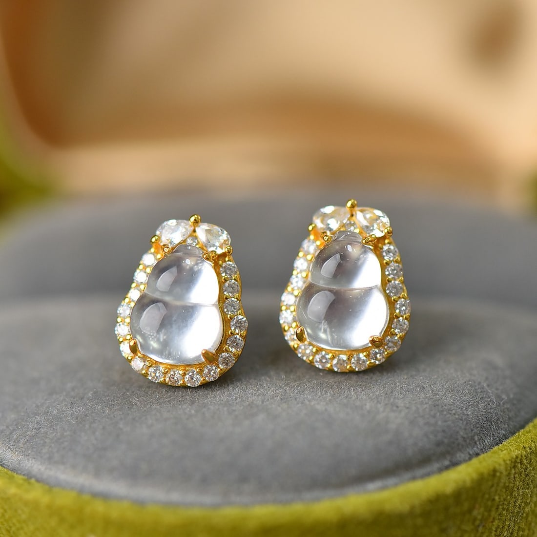 A Pair of Exquisite Sterling Silver-Gold Plated Inlaid Jadeite Gourd Earrings: A Pair of Exquisite Sterling Silver-Gold Plated Inlaid Jadeite Gourd Earrings,Size:0.3inx0.4in 寓意:有福有禄,招财纳福 