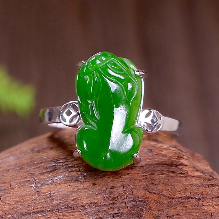 A Pair of Exquisite Sterling Silver Inlaid Jasper Ring: A Pair of Exquisite Sterling Silver Inlaid Jasper Ring,Size:0.4inx0.6in 纯银镶碧玉戒指