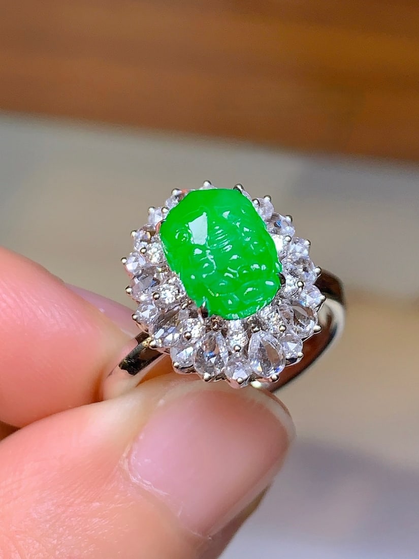An Exquisite 18k Gold Diamond Inlaid Jadeite Ring: An Exquisite 18k Gold Diamond Inlaid Jadeite Ring,Size(Loose Stone):0.4inx0.3inx0.2in #14 18k金钻镶嵌翡翠戒指