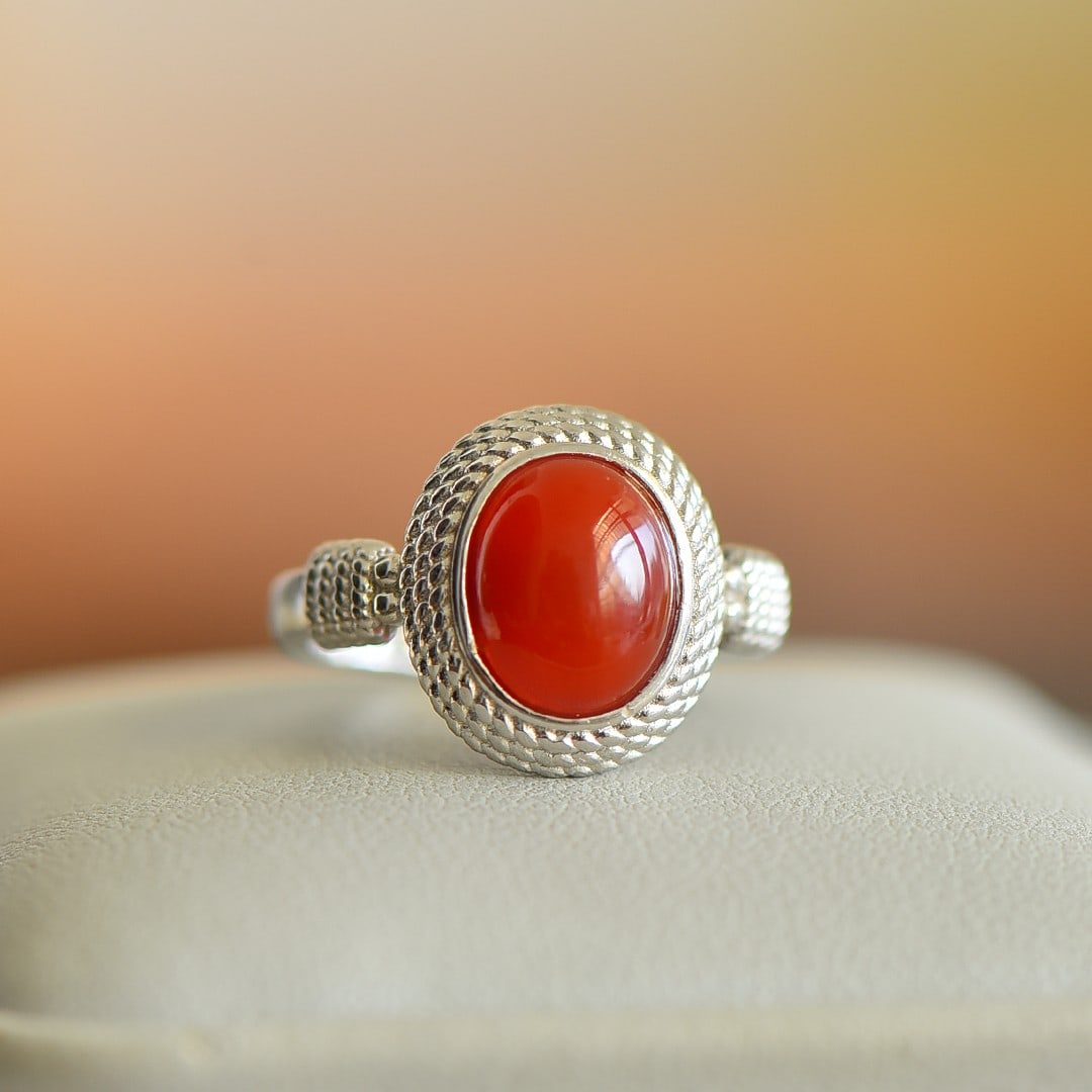 An Exquisite Sterling Silver Inlaid Agate Ring: An Exquisite Sterling Silver Inlaid Agate Ring,Size:0.3inx0.4in 纯银镶玛瑙戒指