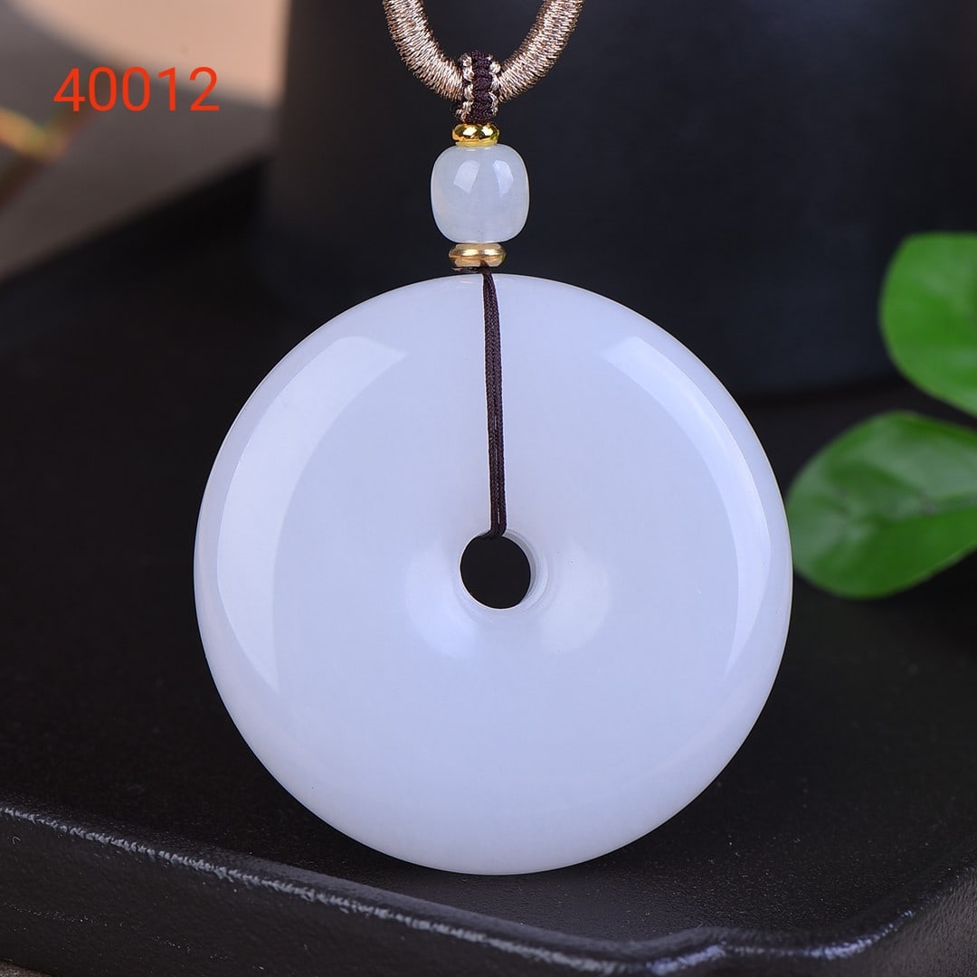 An Exquisite White Jade Pendant: An Exquisite White Jade Pendant,Size:2inx2in 寓意:平平安安 扣住幸福 白玉吊坠