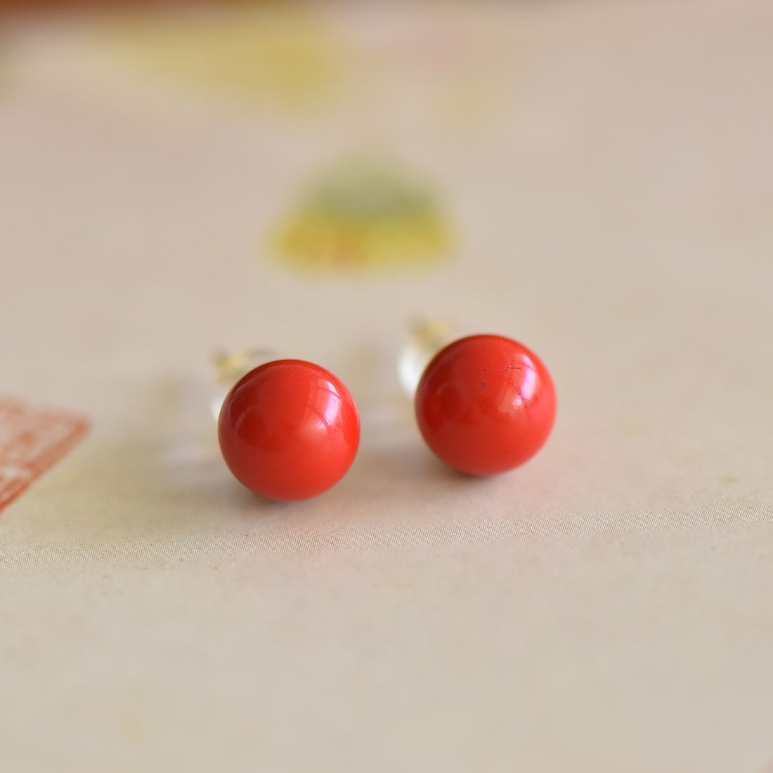 A Pair of Exquisite Sterling Silver-Gold Plated Inlaid Cinnabar Earrings: A Pair of Exquisite Sterling Silver-Gold Plated Inlaid Cinnabar Earrings,Size:0.3inx0.3in 一对纯银镀金镶朱砂耳钉