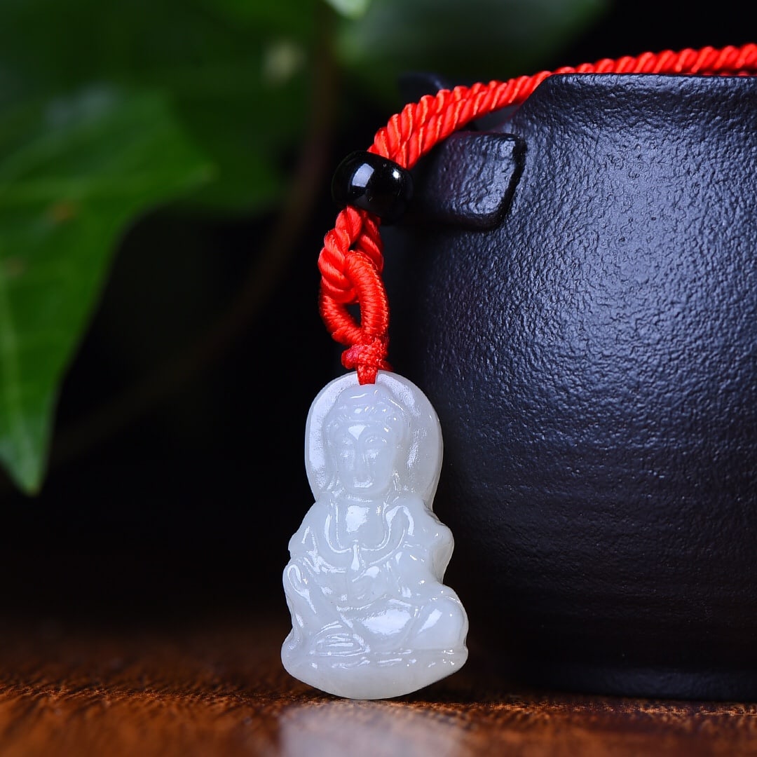 An Exquisite White Jade Avalokitesvara Pendant: An Exquisite White Jade Avalokitesvara Pendant,Size:0.6inx1in (寓意)吉祥 保平安 顺风顺水 白玉观音像ý