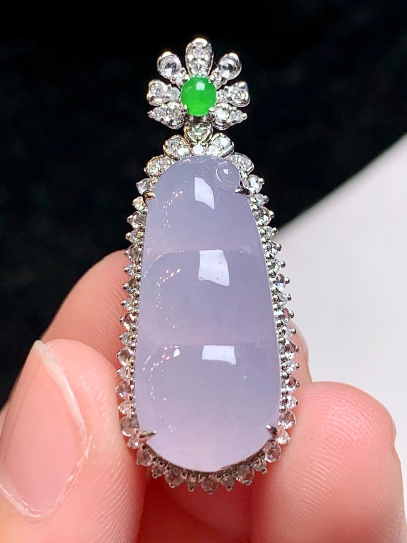 An Exquisite 18k Gold Diamond Inlaid Jadeite Pendant: An Exquisite 18k Gold Diamond Inlaid Jadeite Pendant,Size(Loose Stone):0.9inx0.4inx0.2in 18k金钻镶嵌翡翠吊坠