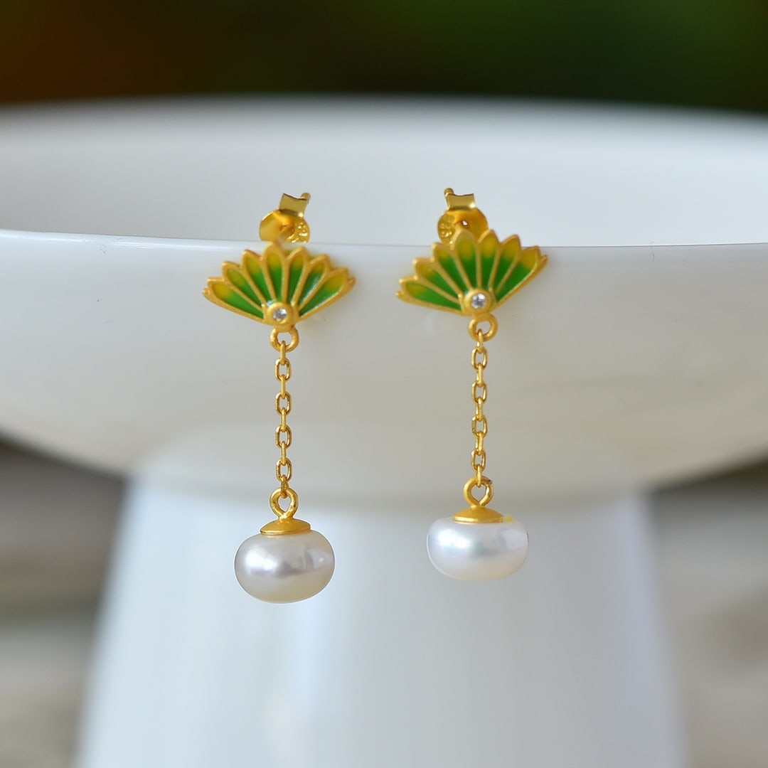 A Pair of Exquisite Sterling Silver-Gold Plated Inlaid Pearl Enamel Earrings: A Pair of Exquisite Sterling Silver-Gold Plated Inlaid Pearl Enamel Earrings,Size:0.3inx0.3in 一对纯银镀金镶珍珠珐琅耳环