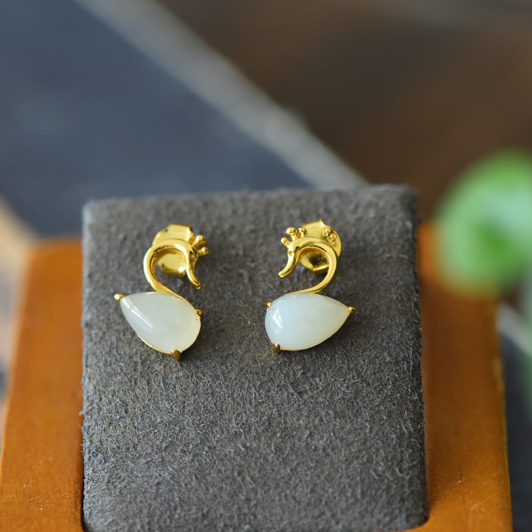 A Pair of Exquisite Sterling Silver-Gold Plated Inlaid White Jade Earrings: A Pair of Exquisite Sterling Silver-Gold Plated Inlaid White Jade Earrings,Size:0.4inx0.5in 一对纯银镀金镶白玉耳环