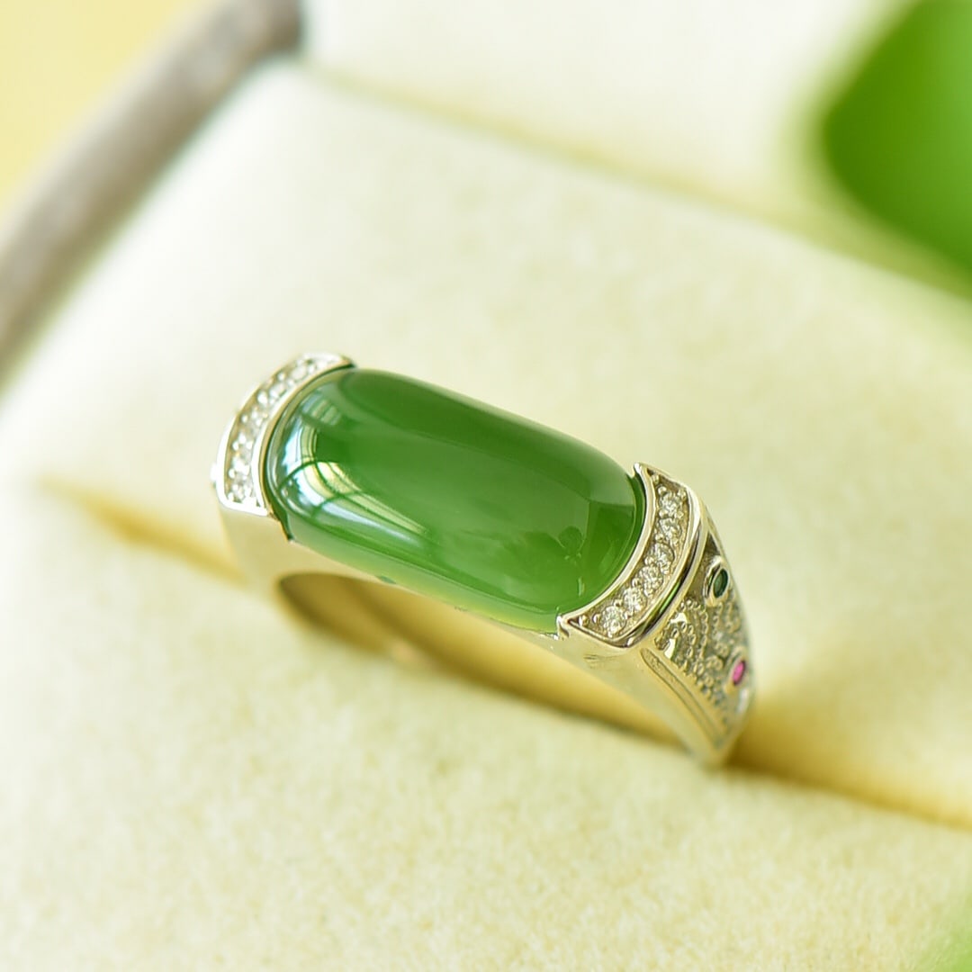 A Pair of Exquisite Sterling Silver Inlaid Jasper Ring,Inlaid Diamond: A Pair of Exquisite Sterling Silver Inlaid Jasper Ring,Inlaid Diamond,Size:0.3inx0.8in 纯银镶碧玉戒指,嵌钻石