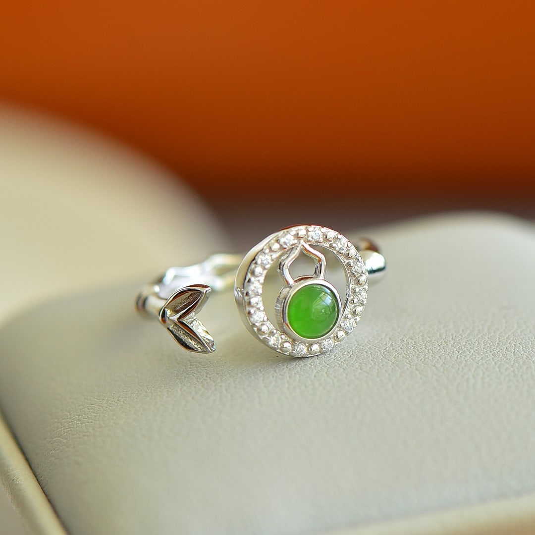 An Exquisite Sterling Silver Inlaid Jasper Ring,Inlaid Diamond: An Exquisite Sterling Silver Inlaid Jasper Ring,Inlaid Diamond,Size:0.2inx0.2in 纯银镶碧玉戒指,嵌钻石