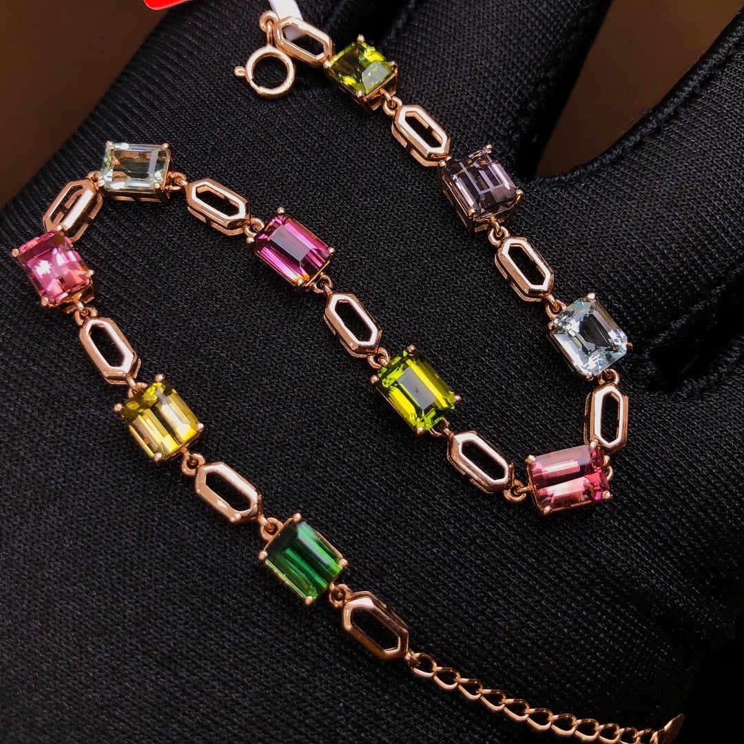 10.75Ctw Natural Color Tourmaline Bracelet: 10.75Ctw Natural Color Tourmaline Bracelet,Size:0.3inx0.2in 10.75Ctw天然彩色碧玺手链