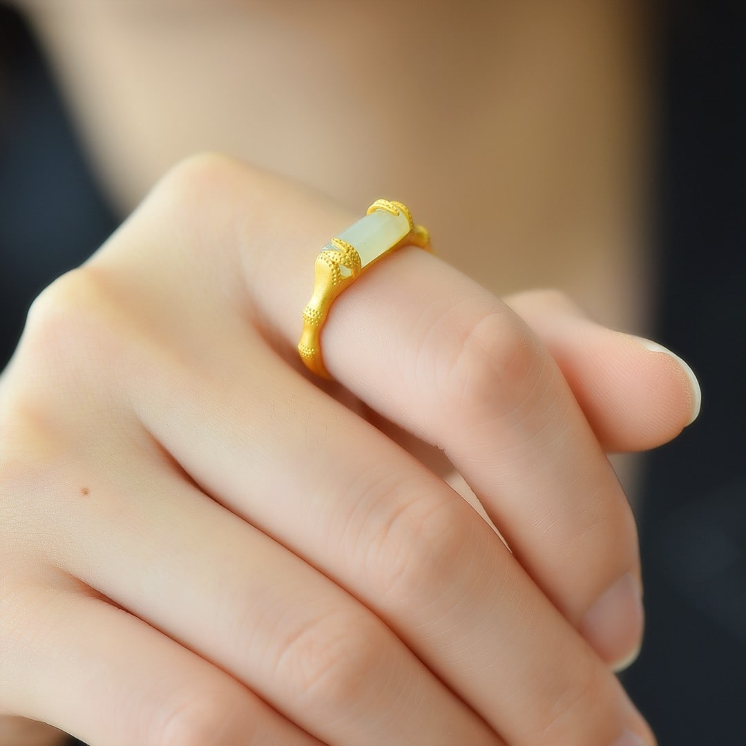 An Exquisite Sterling Silver Inlaid White Jade Ring: An Exquisite Sterling Silver Inlaid White Jade Ring,Size:0.2inx0.5in 纯银镶白玉戒指