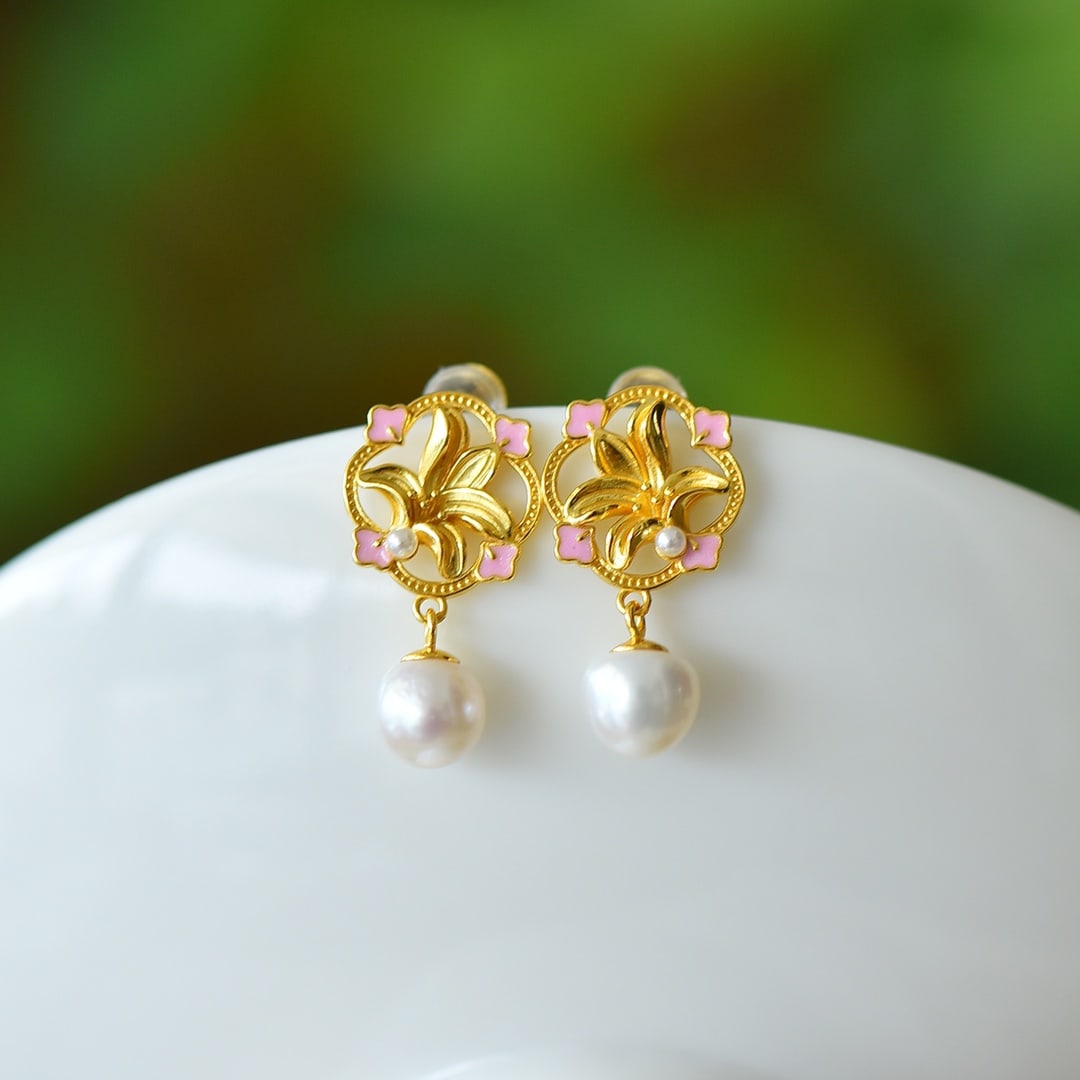 A Pair of Exquisite Sterling Silver-Gold Plated Inlaid Pearl Enamel Earrings: A Pair of Exquisite Sterling Silver-Gold Plated Inlaid Pearl Enamel Earrings,Size:0.3inx0.3in 一对纯银镀金镶珍珠珐琅耳环