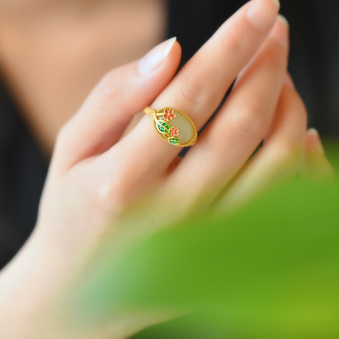 An Exquisite Sterling Silver-Gold Plated Inlaid White Jade Ring: An Exquisite Sterling Silver-Gold Plated Inlaid White Jade Ring 纯银镀金镶白玉戒指